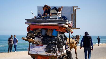 Miles de palestinos evacúan Rafah. Foto: Reuters