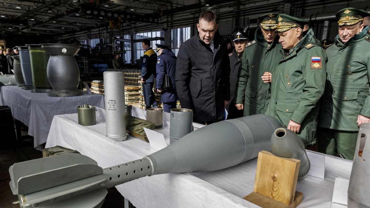 Shoigú visitó una fábrica militar en Siberia. Foto: EFE.