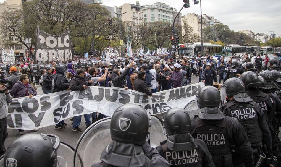 Incidentes en acampe frente al ministerio de Desarrollo social, protesta agrupaciones sociales, NA