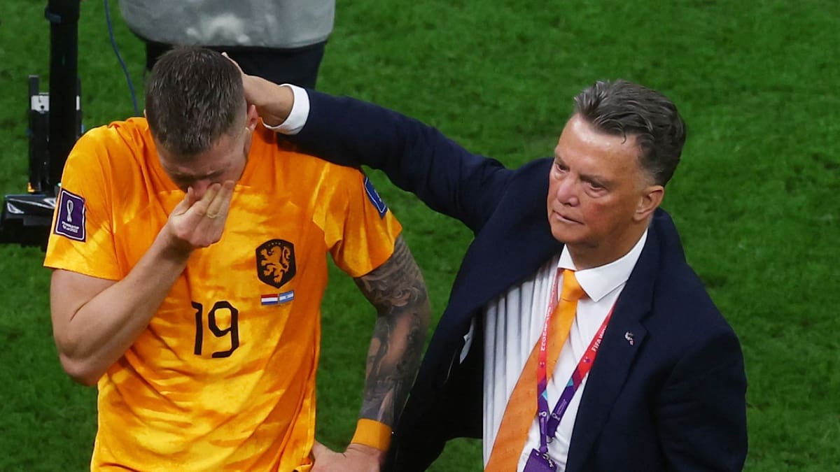 Louis Van Gaal (derecha) junto a Wout Weghorst. Foto: Reuters.