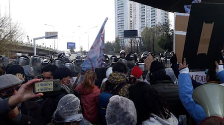 Tensión en el Puente Pueyrredón por protesta de trabajadores de la Salud