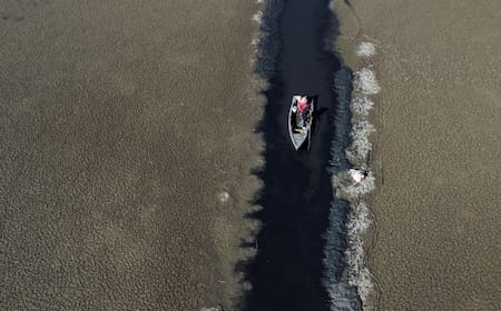 El nivel del agua del lago Titicaca bajó por falta de lluvias en todo el altiplano. Foto: Reuters.