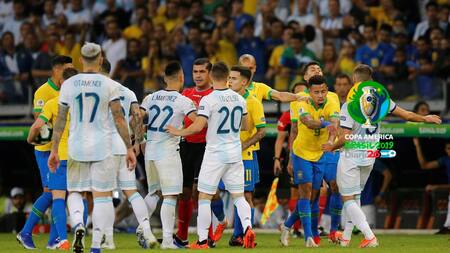 Polémico arbitraje de Zambrano en el duelo entre Argentina y Brasil por Copa América (Reuters)