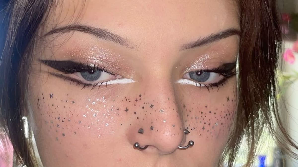 Maquillaje de pecas de glitter y efecto aura