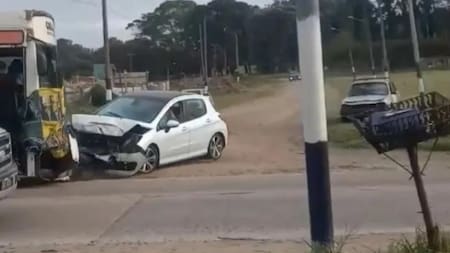 Un micro que llevaba hinchas de Aldosivi, incrusto a un vehículo y lo arrastró varios metros. Foto: NA