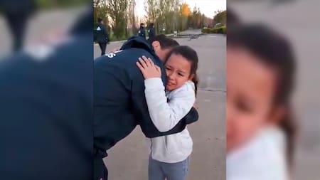 Fiesta Monumental: el abrazo emocionado de una pequeña hincha de River con Gallardo
