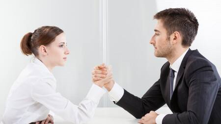 Guerra de los sexos - pulseada - hombre vs. mujer - trabajo