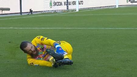 La grave lesión del arquero de Polonia, Bartlomiej Dragowski. Foto: captura de pantalla.