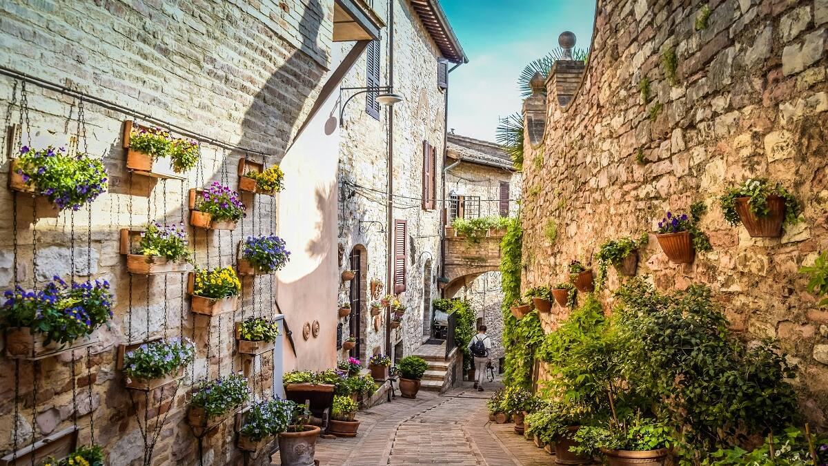 El pueblo medieval de Italia cubierto de flores que es uno de los destinos más lindos de Europa.