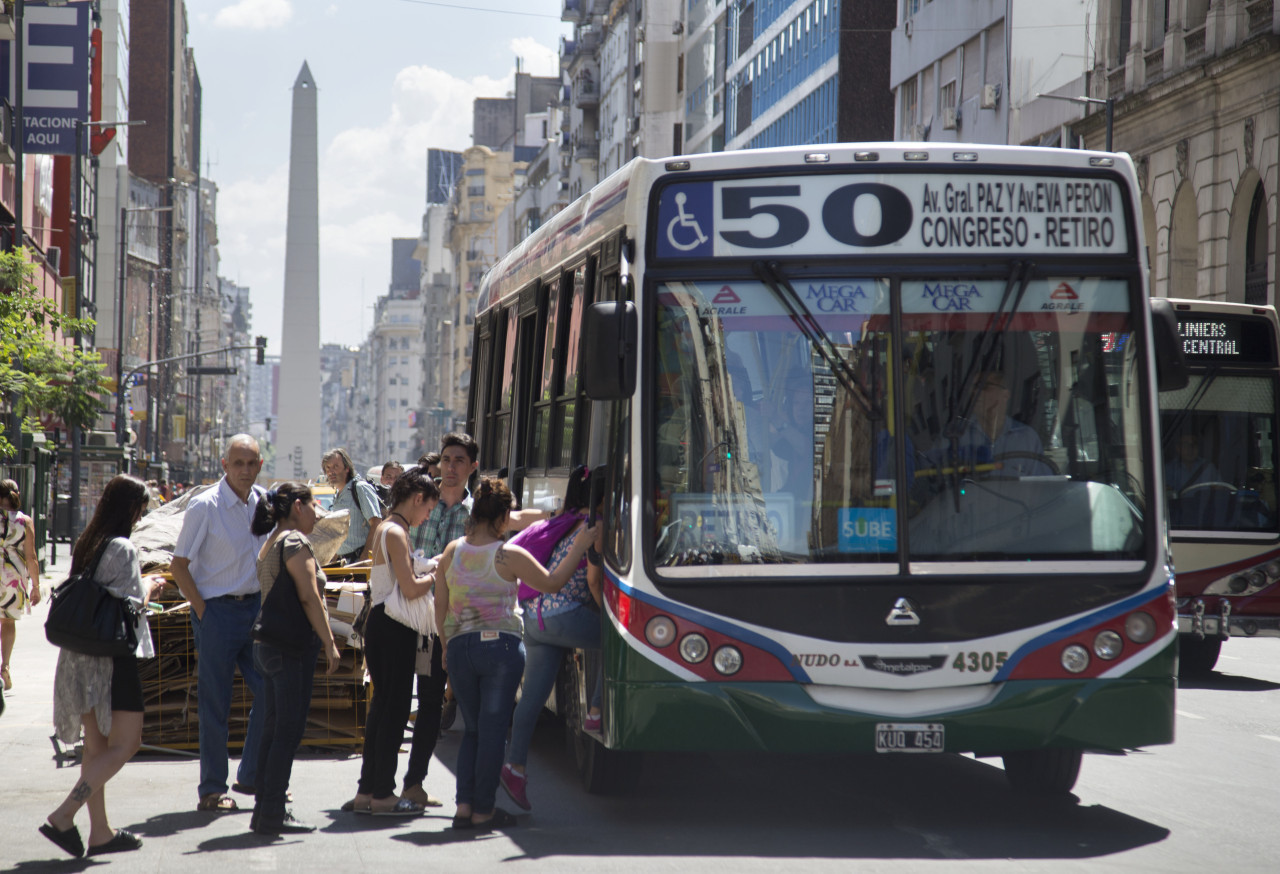 Las autoridades del transporte público incrementaron la cantidad de unidades que circulan en las principales rutas. Foto: NA/Damian Dopacio.