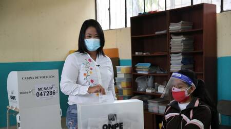 Keiko Fujimori en el centro de comicio en Perú, Reuters