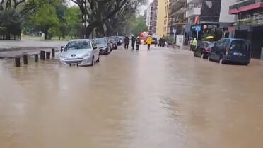 Caos en el tránsito: se rompió un caño maestro de agua en Belgrano que inundó las calles