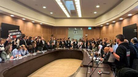 Familiares de los rehenes de Gaza irrumpen en el Parlamento israelí. Foto: Reuters
