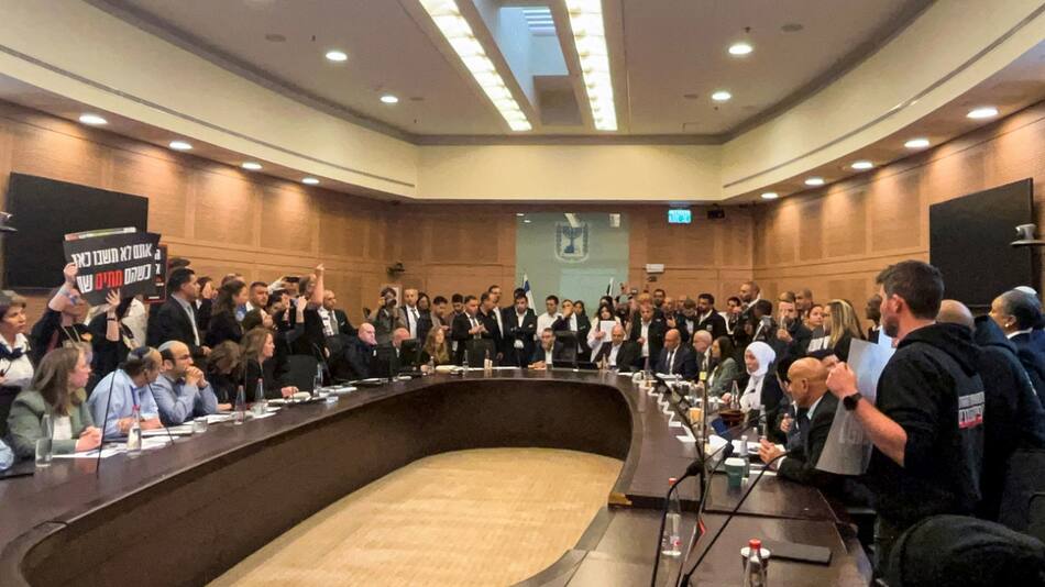 Familiares de los rehenes de Gaza irrumpen en el Parlamento israelí. Foto: Reuters