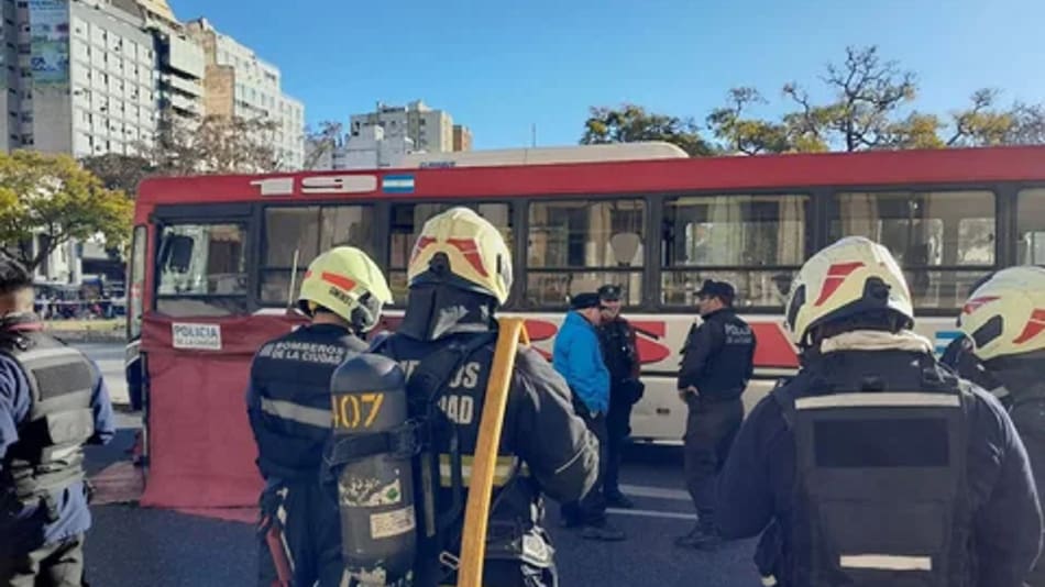 Un ciclista murió atropellado por un colectivo en Once