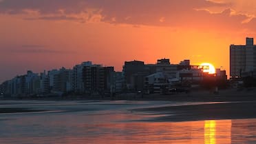 La única playa de Argentina donde el sol sale y se pone en el mar: está en la Costa Atlántica y tiene las aguas más cálidas