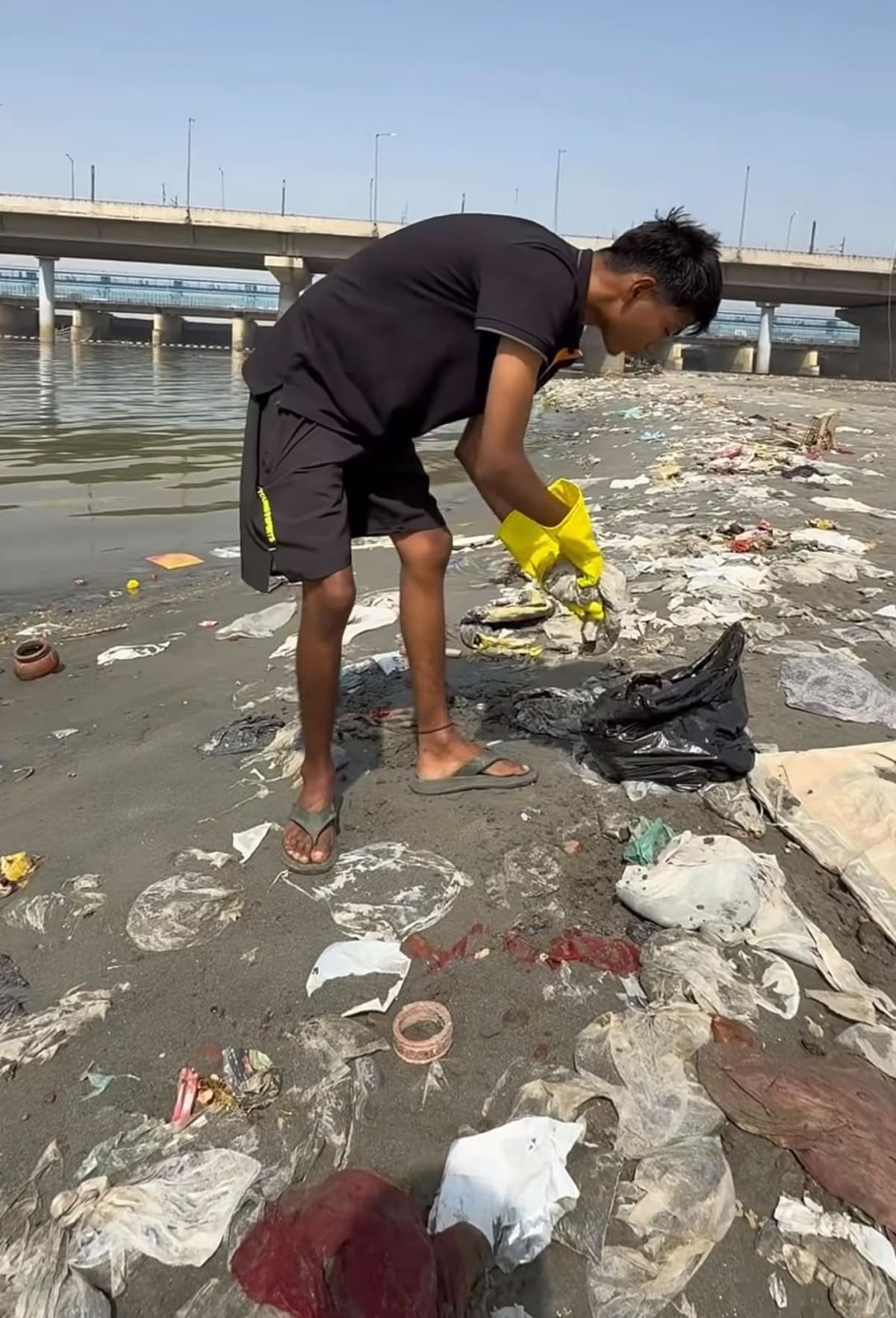Surendra Singh Choudhary, conocido como Bittu Tabahi, comenzó a limpiar el río Ajnar en enero 2026.
