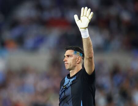 Nuevo look del Dibu. Foto: Reuters/Agustin Marcarian