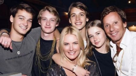 Mazza junto a Alejandro Gravier y los cuatro hijos que tienen en común. Foto: NA