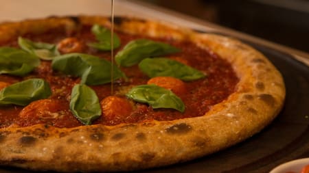 El bodegón en el corazón del Abasto que tiene más de 100 años de historia: es pet friendly y tiene gran variedad de pizzas