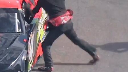 A las piñas en el Nascar. Foto: captura de video.