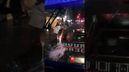 Destrozó el parabrisas de un colectivo