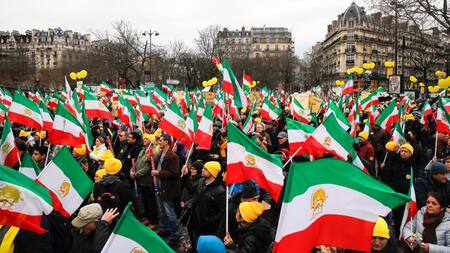 Exiliados iraníes festejan el aniversario n°44 de la revolución iraní. Foto EFE