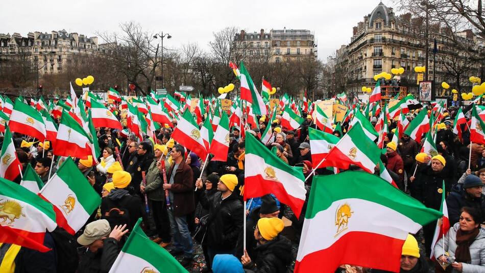 Exiliados iraníes festejan el aniversario n°44 de la revolución iraní. Foto EFE