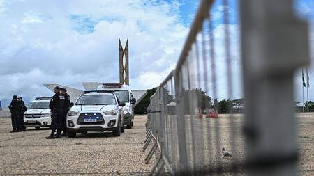 Policía de Brasil tras el atentado en la plaza de los Tres Poderes de Brasilia. Foto: EFE.
