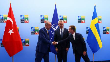 Jens Stoltenberg se reunió con Recep Tayyip Erdogan y el primer ministro sueco, Ulf Kristersson. Foto: Reuters.