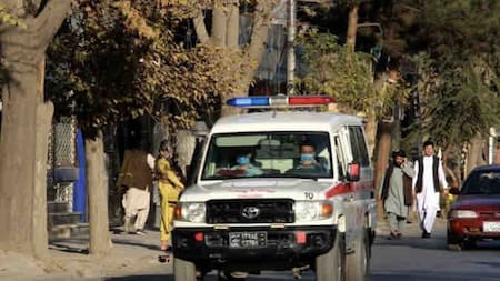 La explosión se produjo durante el funeral de un gobernador talibán. Foto: Twitter: @LaCronicaDeHoy