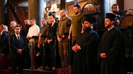 Volodímir Zelenski rezando por las víctimas de la guerra tras cumplirse de 500 días de conflicto. Foto: AP.