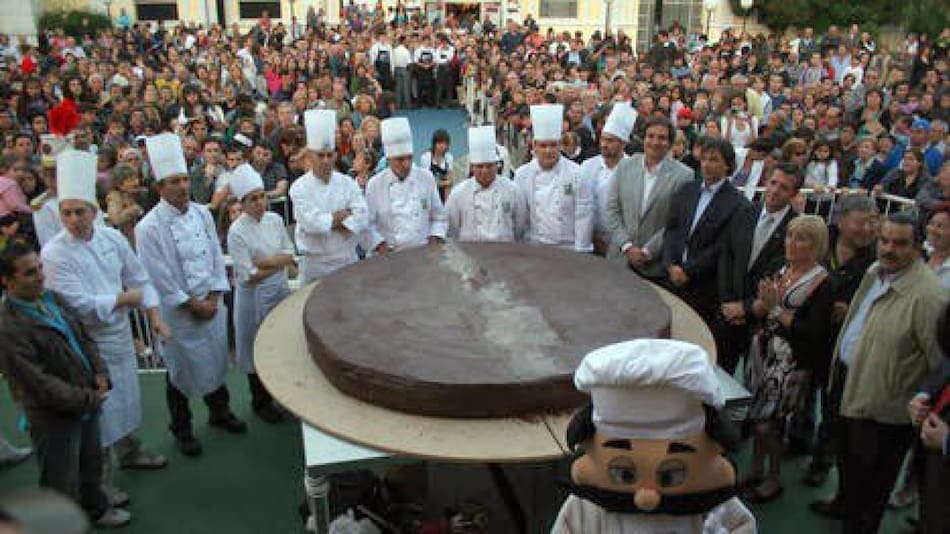 El alfajor más grande del mundo en Mar del Plata. Foto: X/@inspiredkarla