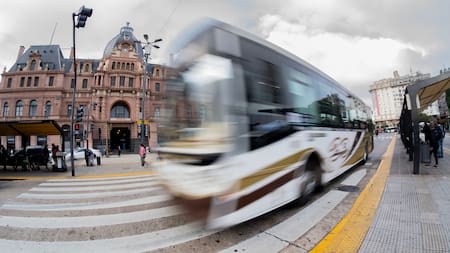 Eliminan una línea de colectivos muy utilizada en Buenos Aires: era la única manejada por mujeres