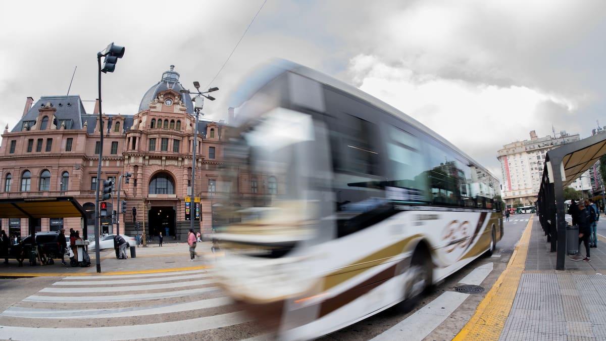 Cambio en el transporte público: se despide un reconocido colectivo de CABA que unía importantes barrios