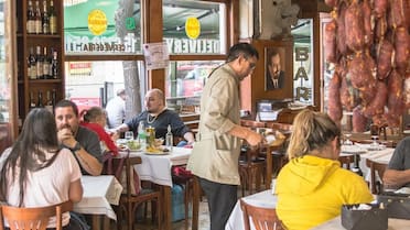 Platos generosos y sabores increíbles: el bodegón de Buenos Aires que permite comer el mejor fiambre a precios accesibles