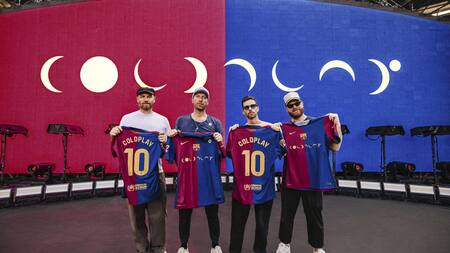 Los integrantes de Coldplay con la camiseta especial del Barcelona. Foto: EFE.