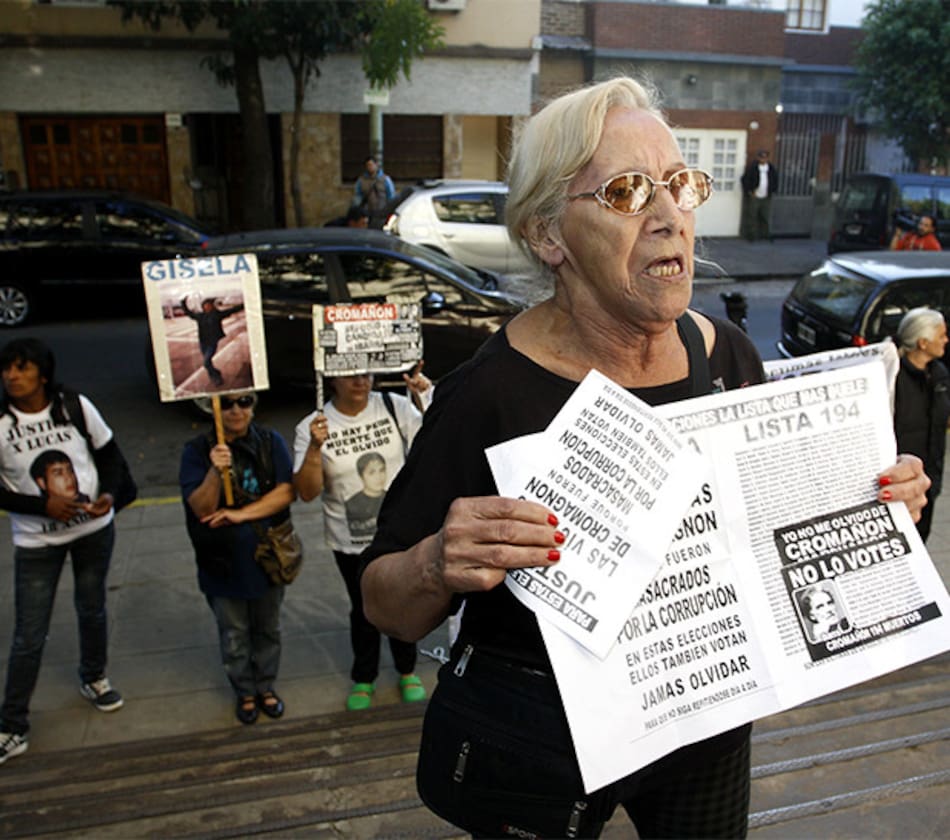 Familiares de victimas de comañon escrachan a Anibal Ibarra (DyN)
