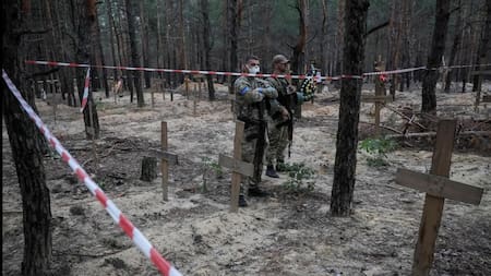 Fosa común hallada en Ucrania_Reuters