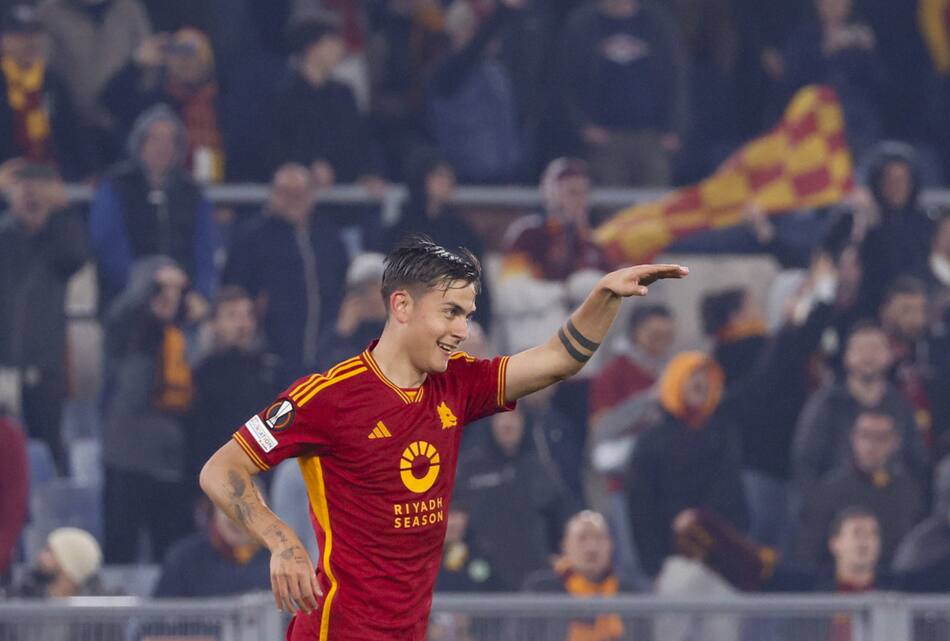 Festejo de Paulo Dybala para la Roma ante el Milan por la Europa League. Foto: EFE.