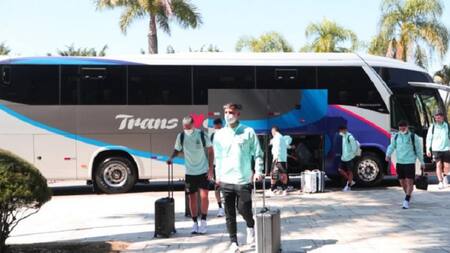 Argentina llegó a Brasil y entrena pensando en el clásico