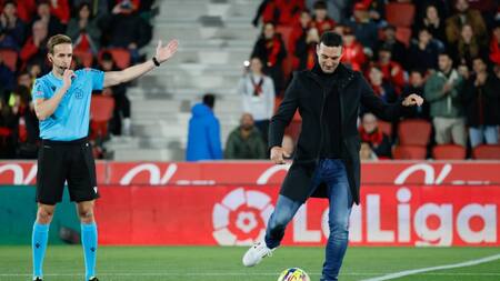 Homenaje a Lionel Scaloni en el inicio del partido de LaLiga de España. Foto: EFE