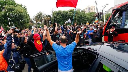 El que pasa, baila, medida sancionada en Chile