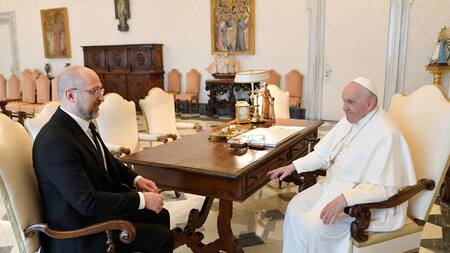 Denys Shmyhal y el papa Francisco en el Vaticano. Foto: Reuters.