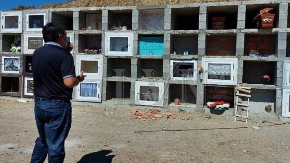 El ataúd abierto en el cementerio, Foto: La Vanguardia del Sur