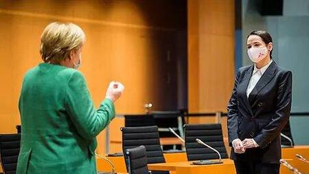 Fuerte apoyo de Merkel a las mujeres bielorrusas