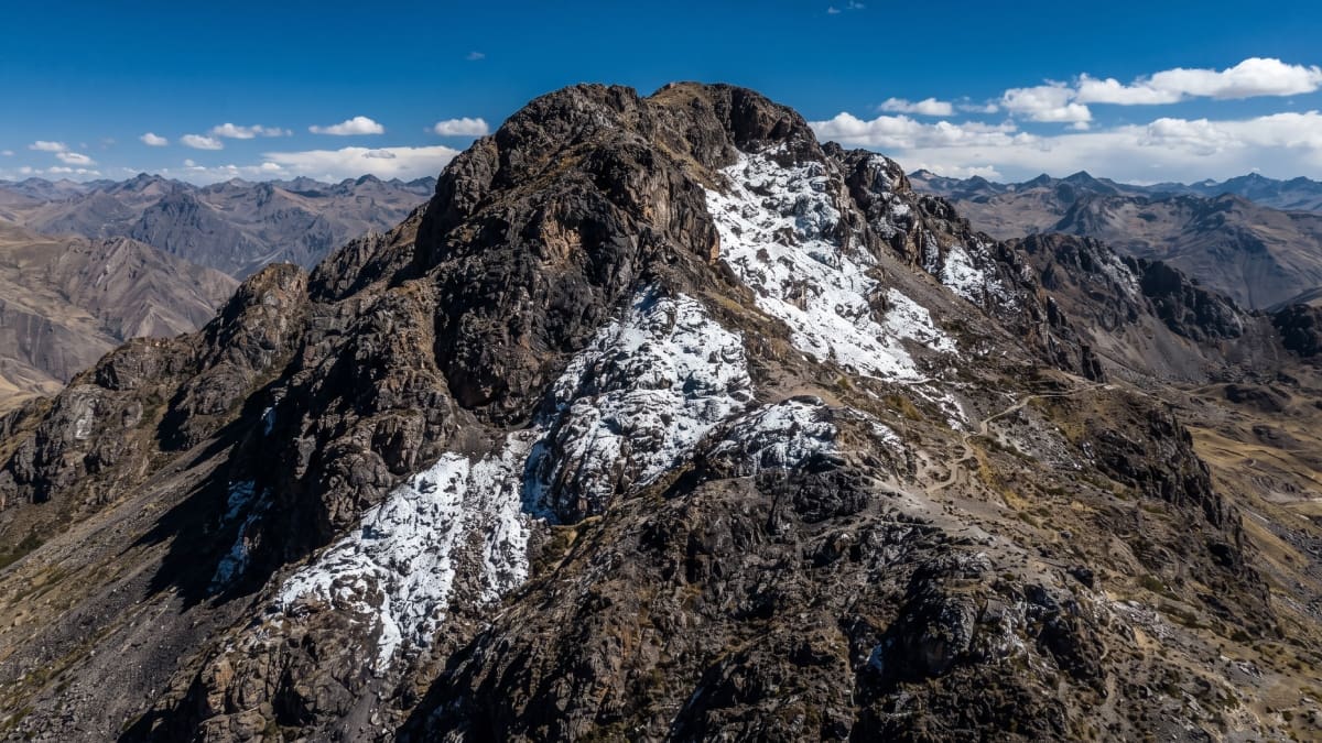Montaña de Perú pintada de blanco.