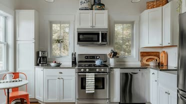 Adiós a las alacenas: la nueva tendencia que se impone en las cocinas apostando a espacios abiertos y funcionales