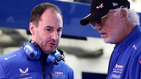 Oliver Oakes y Flavio Briatore en Alpine. Foto: REUTERS / Jakub Porzycki.