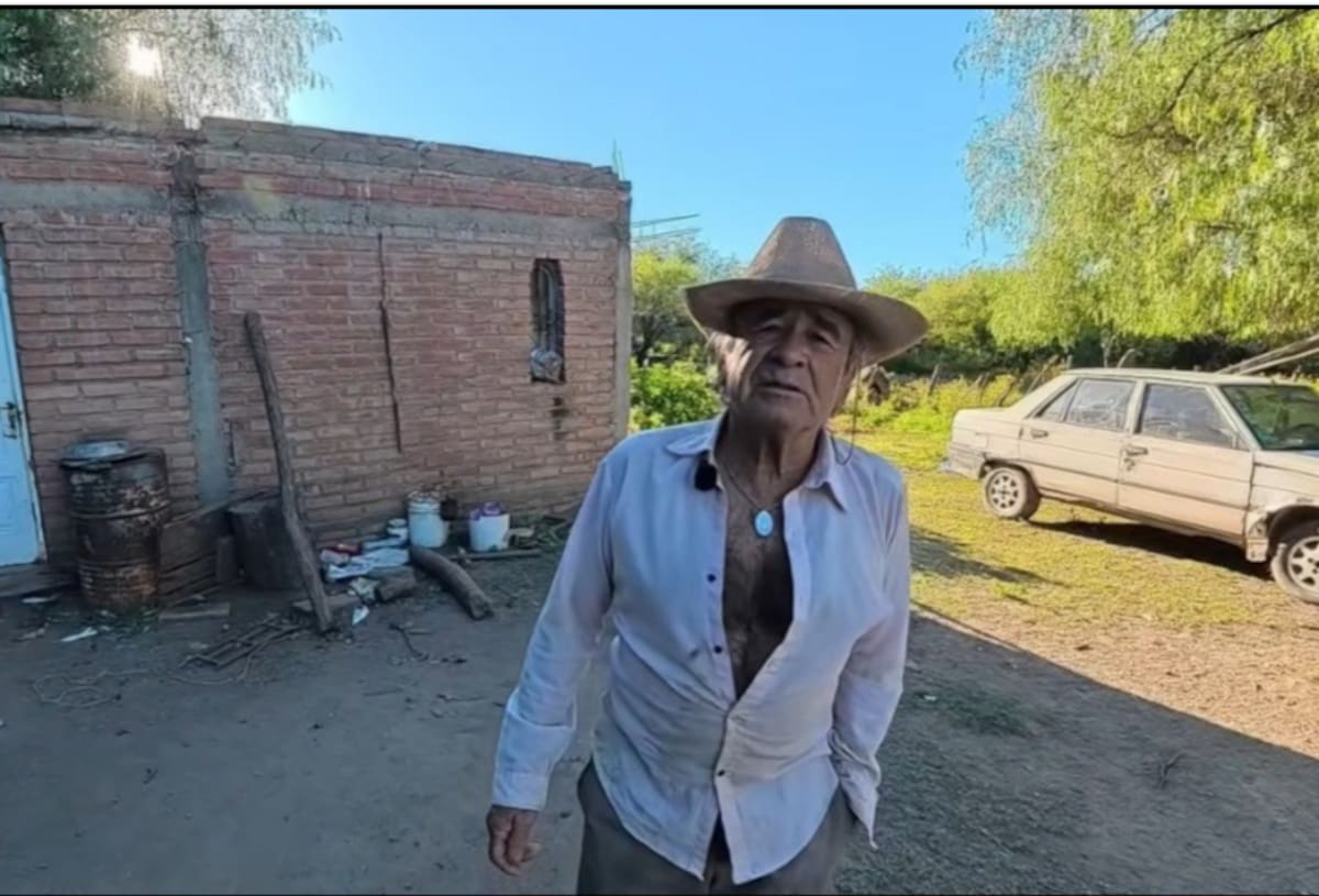 Santos Becerra, productor rural de 67 años, en su vivienda del monte cordobés, rodeado de naturaleza en San Javier, Córdoba.